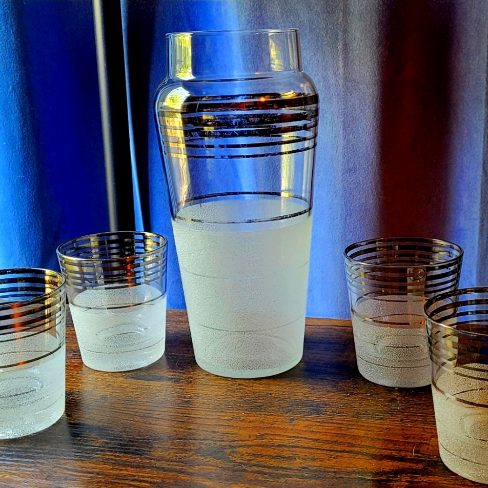 VINTAGE 1950S GOLD AND FROSTED GLASS SHAKER (NO LID) AND GLASS SET (LOT 0005)